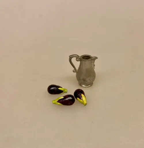 Kun én af hver - Miniature Tinkande, Miniature Aubergine, mousakka, sydlandske, frugter, grøntsager, grønt, sundt, italiensk, græsk, miniature, mad, dukkehus, dukkehusmad, minimad, miniaturemad, grønthandler, dukkehusting, dukkehustilbehør, sjov, gave, symbolsk, emoji, rahim, ting til, tilbehør, sangskjuler, biti, ribe, 1:12