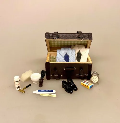 Miniature Barber sæt med Barberskum og Svamp, vækkeur, rejse, forretningsrejse, sælger, ferie, skjorte, tandpasta, tandbørste, cigaretter, laksko, barnerskraber, skæg, fuldskæg, hipster, overskæg, teenager, konfirmand, sangskjuler, bade, badeværelset, dun, voksen, symbolsk, gave, barbermaskine, dukkehus, ting, tilbehør, sættekasse, sætterkasse, tale, konfirmation, personlig, hygiejne, 1:12, miniature, barber, shaver, frisør, biti, ribe