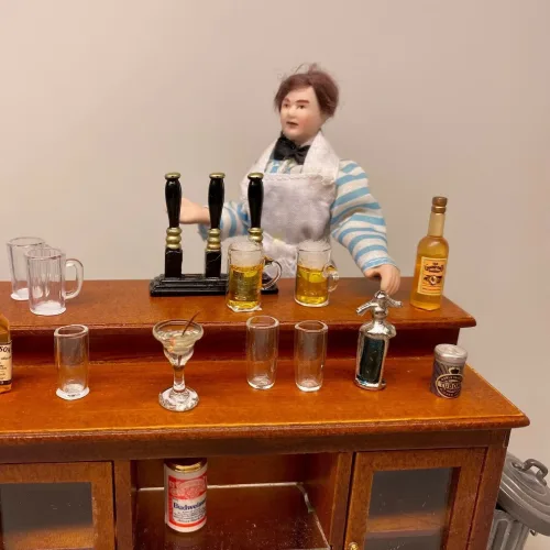 Miniature Bardisk med Skabe - Nød, valnød, træ, møbler, bar, bardisk, minibar, værtshus, bartender, pub, kro, sjov, 1:12, miniature, lille, bitte, symbolsk, gave, sangskjuler, værtshusholder, krofatter, flasker, drinks, spiritus, fadøl, dukkehus, ting, tilbehør, biti, ribe