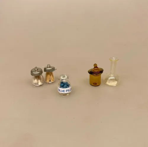 Miniature Pilleglas med Blå Piller, piller, pilleglas, viagra, blue pills, medicin, 1:12, miniature, dukkehus, sjov, sangskjuler, symbolsk, læge, sygeplejerske, biti, ribe, sætterkasse, sættekasse, lillebitte, glas, apotek, apoteker