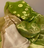 Silkesatin Tørklæde Reliefmønster - Æblegrønt Beige, bobler, pistacie, grøn, lime, Silkesatin Tørklæde Reliefmønster - Koralrød Beige, rød, natur, satin, ausbrenner, brændt, ætset, mønster, relief, specielt, særligt, flot, yndigt, frisk, grøn, silke, smukt, fed, blank, biti, ribe, unikt, unika