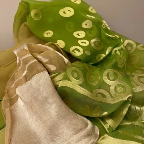 Silkesatin Tørklæde Reliefmønster - Æblegrønt Beige, bobler, pistacie, grøn, lime, Silkesatin Tørklæde Reliefmønster - Koralrød Beige, rød, natur, satin, ausbrenner, brændt, ætset, mønster, relief, specielt, særligt, flot, yndigt, frisk, grøn, silke, smukt, fed, blank, biti, ribe, unikt, unika