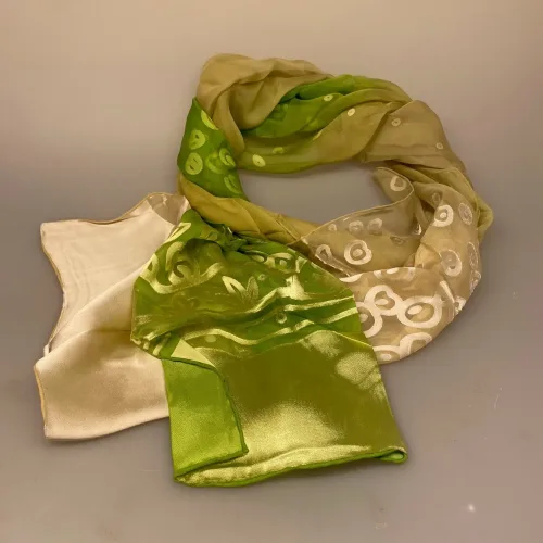 Silkesatin Tørklæde Reliefmønster - Æblegrønt Beige, bobler, pistacie, grøn, lime, Silkesatin Tørklæde Reliefmønster - Koralrød Beige, rød, natur, satin, ausbrenner, brændt, ætset, mønster, relief, specielt, særligt, flot, yndigt, frisk, grøn, silke, smukt, fed, blank, biti, ribe, unikt, unika