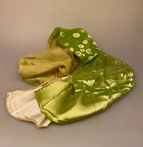 Silkesatin Tørklæde Reliefmønster - Æblegrønt Beige, bobler, pistacie, grøn, lime, Silkesatin Tørklæde Reliefmønster - Koralrød Beige, rød, natur, satin, ausbrenner, brændt, ætset, mønster, relief, specielt, særligt, flot, yndigt, frisk, grøn, silke, smukt, fed, blank, biti, ribe, unikt, unika