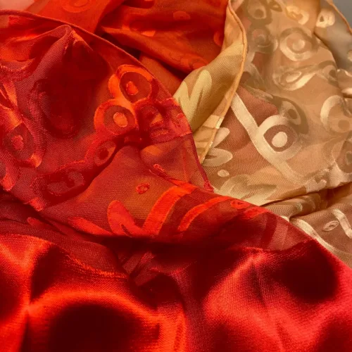 Silkesatin Tørklæde Reliefmønster - Koralrød Beige, rød, natur, satin, ausbrenner, brændt, ætset, mønster, relief, specielt, særligt, flot, yndigt, frisk, grøn, silke, smukt, fed, blank, biti, ribe, unikt, unika