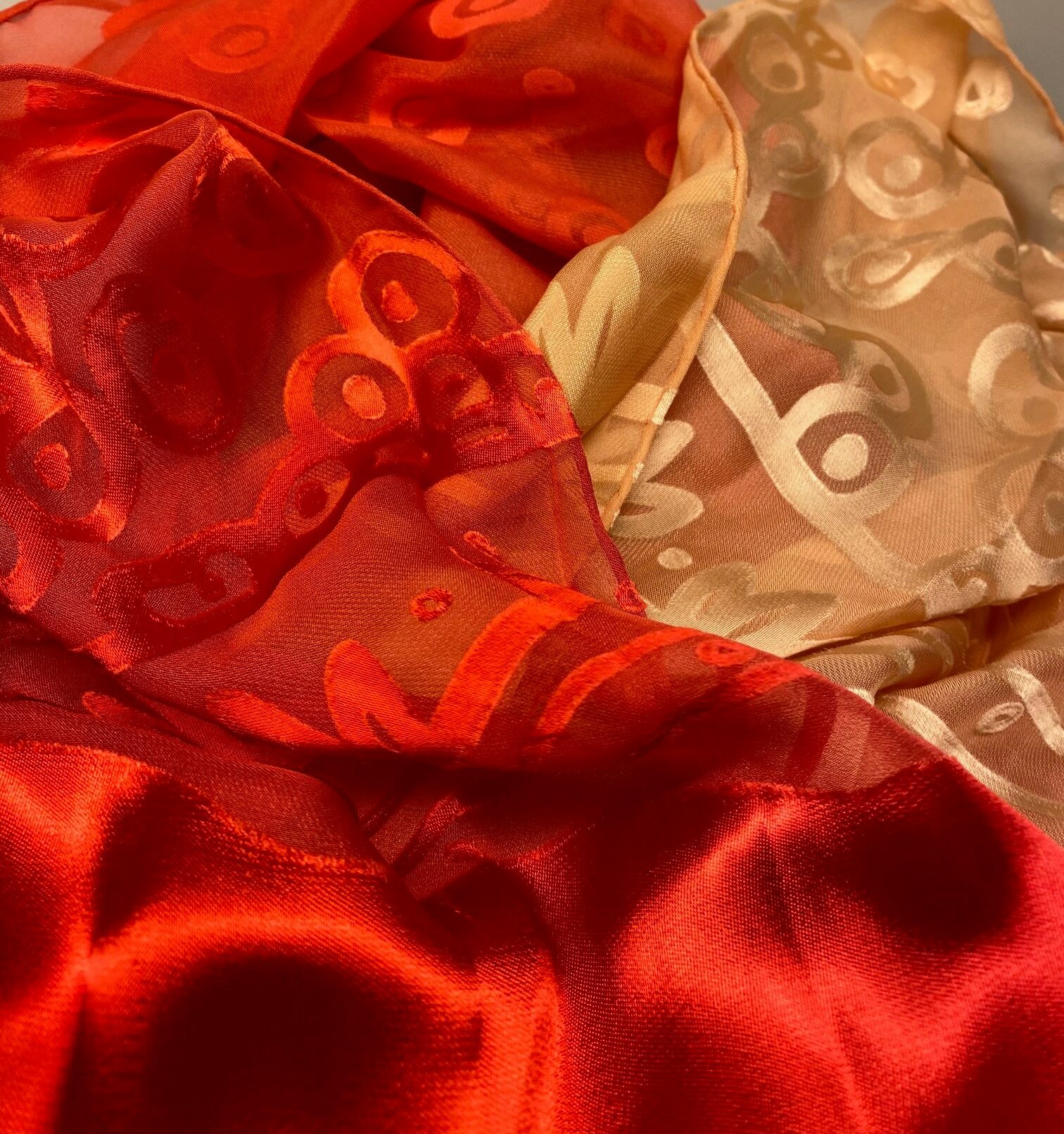 Silkesatin Tørklæde Reliefmønster - Koralrød Beige, rød, natur, satin, ausbrenner, brændt, ætset, mønster, relief, specielt, særligt, flot, yndigt, frisk, grøn, silke, smukt, fed, blank, biti, ribe, unikt, unika