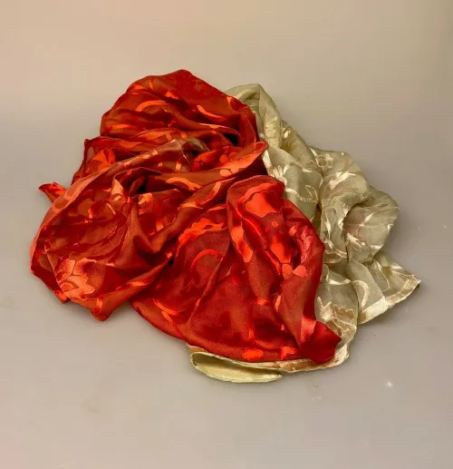 Silkesatin Tørklæde Reliefmønster - Koralrød Beige, krummelurer, blomster, Silkesatin Tørklæde Reliefmønster - Koralrød Beige, rød, natur, satin, ausbrenner, brændt, ætset, mønster, relief, specielt, særligt, flot, yndigt, frisk, grøn, silke, smukt, fed, blank, biti, ribe, unikt, unika