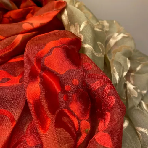 Silkesatin Tørklæde Reliefmønster - Koralrød Beige, krummelurer, blomster, Silkesatin Tørklæde Reliefmønster - Koralrød Beige, rød, natur, satin, ausbrenner, brændt, ætset, mønster, relief, specielt, særligt, flot, yndigt, frisk, grøn, silke, smukt, fed, blank, biti, ribe, unikt, unika