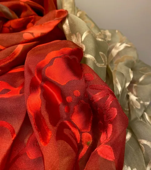 Silkesatin Tørklæde Reliefmønster - Koralrød Beige, krummelurer, blomster, Silkesatin Tørklæde Reliefmønster - Koralrød Beige, rød, natur, satin, ausbrenner, brændt, ætset, mønster, relief, specielt, særligt, flot, yndigt, frisk, grøn, silke, smukt, fed, blank, biti, ribe, unikt, unika