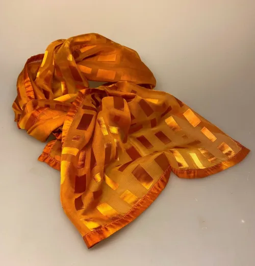 Silkesatin Tørklæde Reliefmønster - Orange, rust, tegl, gylden, stola, elegant, festligt, tilbud, billigt, Silkesatin Tørklæde Reliefmønster - Koralrød Beige, rød, natur, satin, ausbrenner, brændt, ætset, mønster, relief, specielt, særligt, flot, yndigt, frisk, grøn, silke, smukt, fed, blank, biti, ribe, unikt, unika