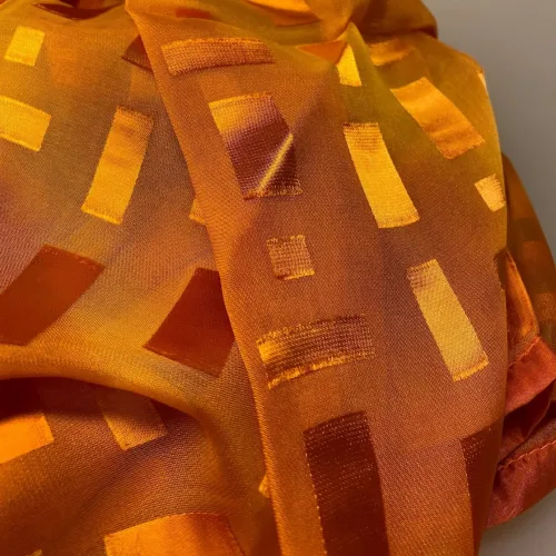 Silkesatin Tørklæde Reliefmønster - Orange, rust, tegl, gylden, stola, elegant, festligt, tilbud, billigt, Silkesatin Tørklæde Reliefmønster - Koralrød Beige, rød, natur, satin, ausbrenner, brændt, ætset, mønster, relief, specielt, særligt, flot, yndigt, frisk, grøn, silke, smukt, fed, blank, biti, ribe, unikt, unika