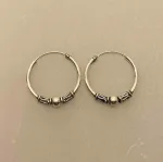 Creoler i Sølv Ø 20 mm Kugle, S-mønster og Snoninger, mellemstore, hoops, runde, ringe, ægte, sølv, ren, sølvhoops, sølvøreringe, med, mønster, bali, nikkelfri, danske, design, stine a, jane kønig, enamel, maanesten, cool, seje, rå, fine, boho, stilede, billige, tilbud, lækre, kvalitet, for to, biti, ribe
