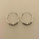 Creoler i Sølv Ø 20 mm Kugle, S-mønster og Snoninger, mellemstore, hoops, runde, ringe, ægte, sølv, ren, sølvhoops, sølvøreringe, med, mønster, bali, nikkelfri, danske, design, stine a, jane kønig, enamel, maanesten, cool, seje, rå, fine, boho, stilede, billige, tilbud, lækre, kvalitet, for to, biti, ribe