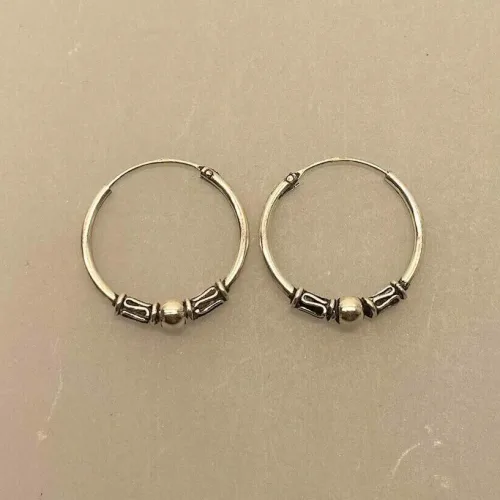 Creoler i Sølv Ø 20 mm Kugle, S-mønster og Snoninger, mellemstore, hoops, runde, ringe, ægte, sølv, ren, sølvhoops, sølvøreringe, med, mønster, bali, nikkelfri, danske, design, stine a, jane kønig, enamel, maanesten, cool, seje, rå, fine, boho, stilede, billige, tilbud, lækre, kvalitet, for to, biti, ribe