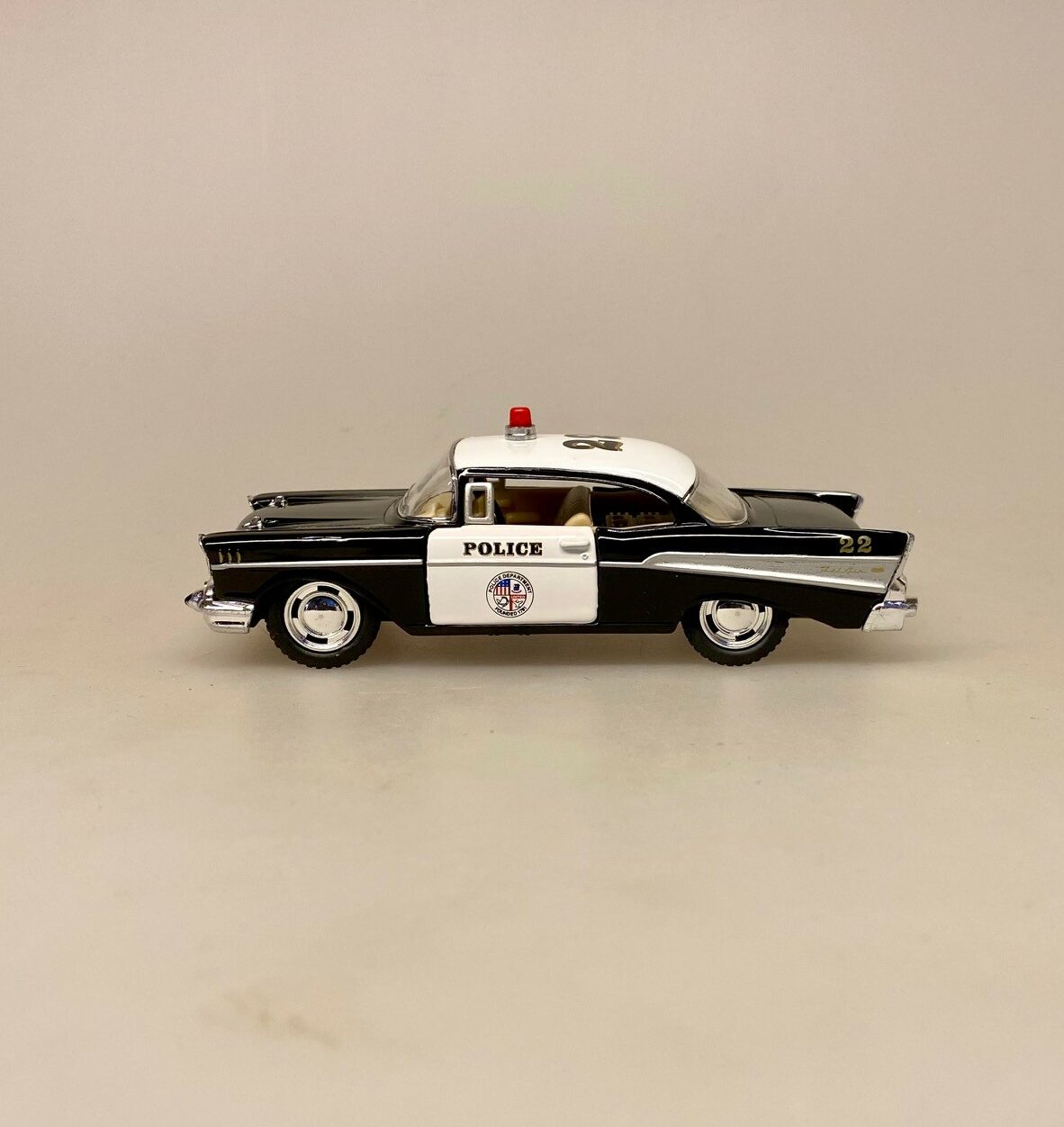 Modelbil Chevrolet Bel Air - Politi, politibil, police, amerikanerbil, udrykning, olsen banden, old timer, oldsmobile, modelbil, samler, lækker, flot, sjov, tillykke, kørekort, ny, bil, lille, ægte, 1957, biti, ribe