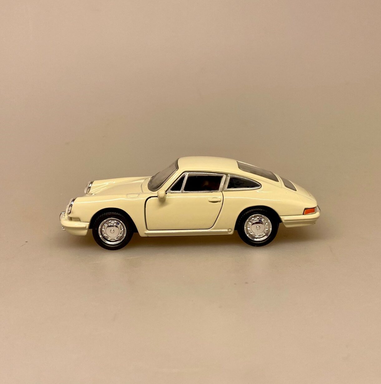 Modelbil Porsche 911 - Creme, cremefarvet, flødefarvet, hvid, olde timer, 1965, modelbil, rød porche, lille bil, legetøj, legetøjsbil, model, biti, ribe, racerbil, kørekort, gave, symbolsk