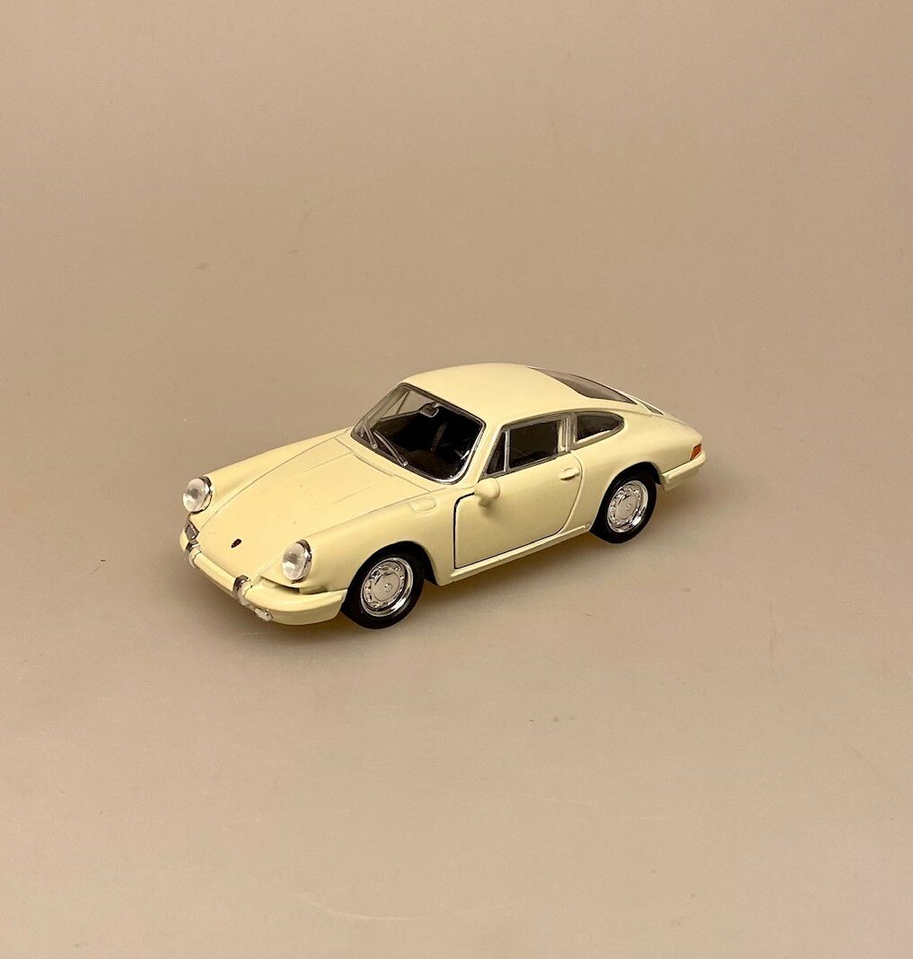 Modelbil Porsche 911 - Creme, cremefarvet, flødefarvet, hvid, olde timer, 1965, modelbil, rød porche, lille bil, legetøj, legetøjsbil, model, biti, ribe, racerbil, kørekort, gave, symbolsk