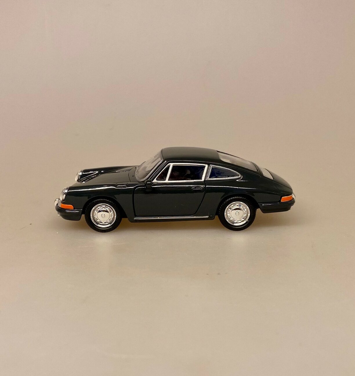 Modelbil Porsche 911 - Umbra Grøn, mørkegrøn, sort, 1965, modelbil, rød porche, lille bil, legetøj, legetøjsbil, model, biti, ribe, racerbil, kørekort, gave, symbolsk
