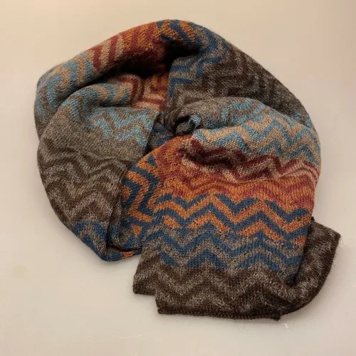 andres, Alpaka Tørklæde Dobbelt - Zigzag Blå Gylden, lama, lamauld, andres, zigzag, grafisk, dobbeltstrikket, luksus, lækkert, kvalitet, blødt, cashmere, mønster, strik, accessories, tilbehør, halstørklæde, herre, mænd, damer, unisex, smart, flot, gave, gaveide, klassisk, twist, moderne, alpakka, alpaca, uldent, striktørklæde, biti, ribe