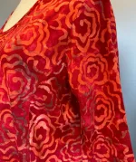 Batikbluse 007 A-facon Bomuld Jersey - Flower Rød, blomster, røde, farver, orange, varme, økologisk, øko, bæredygtigt, miljørigtigt, økobomuld, KBA, bio, miljørigtig, bæredygtig, åndbar, jersey, blød, tunika, bluse, lang, lange ærmer, langærmet, blå, dybblå, marineblå, lommer, a-snit, a-facon, biti, ribe, rundhals, store størrelser, batik, batikfarvet