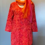 Batikbluse 007 A-facon Bomuld Jersey - Flower Rød, blomster, røde, farver, orange, varme, økologisk, øko, bæredygtigt, miljørigtigt, økobomuld, KBA, bio, miljørigtig, bæredygtig, åndbar, jersey, blød, tunika, bluse, lang, lange ærmer, langærmet, blå, dybblå, marineblå, lommer, a-snit, a-facon, biti, ribe, rundhals, store størrelser, batik, batikfarvet