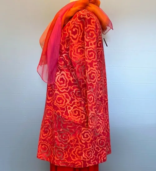 Batikbluse 007 A-facon Bomuld Jersey - Flower Rød, blomster, røde, farver, orange, varme, økologisk, øko, bæredygtigt, miljørigtigt, økobomuld, KBA, bio, miljørigtig, bæredygtig, åndbar, jersey, blød, tunika, bluse, lang, lange ærmer, langærmet, blå, dybblå, marineblå, lommer, a-snit, a-facon, biti, ribe, rundhals, store størrelser, batik, batikfarvet