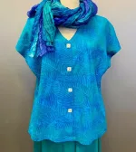 Bluse 010 Bomuldsjersey med Knapper - Feder Turkis, bomuld, kba, økologisk, bæredygtig, miljøvenlig, holdbar, ren, natur, fibre, blød, kvalitet, håndtryk, batik, farvet, knapper, perlemorsknapper, smuk, særlig, lækker, jakke, sommer, fin, figursyet, talje, vingeærme, t-shirt, grøn, turkis, blå, havfarver, biti, ribe, unikat