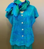 Bluse 010 Bomuldsjersey med Knapper - Feder Turkis, bomuld, kba, økologisk, bæredygtig, miljøvenlig, holdbar, ren, natur, fibre, blød, kvalitet, håndtryk, batik, farvet, knapper, perlemorsknapper, smuk, særlig, lækker, jakke, sommer, fin, figursyet, talje, vingeærme, t-shirt, grøn, turkis, blå, havfarver, biti, ribe, unikat