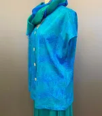 Bluse 010 Bomuldsjersey med Knapper - Feder Turkis, bomuld, kba, økologisk, bæredygtig, miljøvenlig, holdbar, ren, natur, fibre, blød, kvalitet, håndtryk, batik, farvet, knapper, perlemorsknapper, smuk, særlig, lækker, jakke, sommer, fin, figursyet, talje, vingeærme, t-shirt, grøn, turkis, blå, havfarver, biti, ribe, unikat