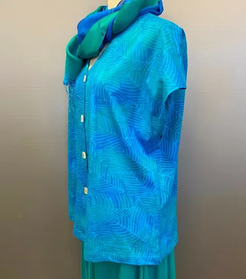 Bluse 010 Bomuldsjersey med Knapper - Feder Turkis, bomuld, kba, økologisk, bæredygtig, miljøvenlig, holdbar, ren, natur, fibre, blød, kvalitet, håndtryk, batik, farvet, knapper, perlemorsknapper, smuk, særlig, lækker, jakke, sommer, fin, figursyet, talje, vingeærme, t-shirt, grøn, turkis, blå, havfarver, biti, ribe, unikat