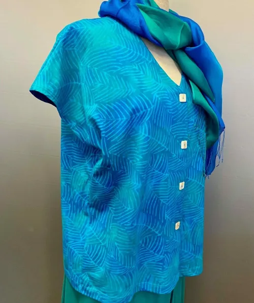 Bluse 010 Bomuldsjersey med Knapper - Feder Turkis, bomuld, kba, økologisk, bæredygtig, miljøvenlig, holdbar, ren, natur, fibre, blød, kvalitet, håndtryk, batik, farvet, knapper, perlemorsknapper, smuk, særlig, lækker, jakke, sommer, fin, figursyet, talje, vingeærme, t-shirt, grøn, turkis, blå, havfarver, biti, ribe, unikat