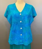 Bluse 010 Bomuldsjersey med Knapper - Feder Turkis, bomuld, kba, økologisk, bæredygtig, miljøvenlig, holdbar, ren, natur, fibre, blød, kvalitet, håndtryk, batik, farvet, knapper, perlemorsknapper, smuk, særlig, lækker, jakke, sommer, fin, figursyet, talje, vingeærme, t-shirt, grøn, turkis, blå, havfarver, biti, ribe, unikat