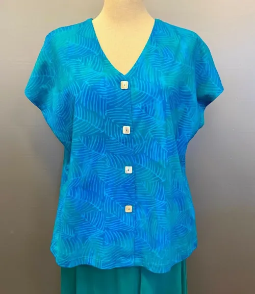 Bluse 010 Bomuldsjersey med Knapper - Feder Turkis, bomuld, kba, økologisk, bæredygtig, miljøvenlig, holdbar, ren, natur, fibre, blød, kvalitet, håndtryk, batik, farvet, knapper, perlemorsknapper, smuk, særlig, lækker, jakke, sommer, fin, figursyet, talje, vingeærme, t-shirt, grøn, turkis, blå, havfarver, biti, ribe, unikat