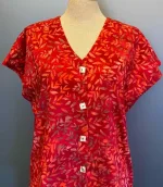Bluse 010 Bomuldsjersey med Knapper - Løv Rød, varme, farver, rød, orange, dæmpet, glade, kulørt, knapper, perlemorsknapper, jakke, fest, let, ren, bomuld, jersey, blød, afslappet, flot, sød, kortærmet, biti, ribe, batiktryk, batikfarvet, tryk, åndbar, kvalitet, lækker, skøn, forår, sommer,
