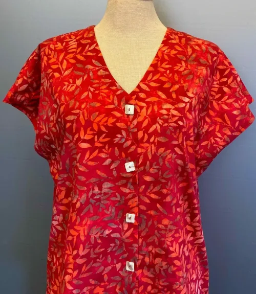 Bluse 010 Bomuldsjersey med Knapper - Løv Rød, varme, farver, rød, orange, dæmpet, glade, kulørt, knapper, perlemorsknapper, jakke, fest, let, ren, bomuld, jersey, blød, afslappet, flot, sød, kortærmet, biti, ribe, batiktryk, batikfarvet, tryk, åndbar, kvalitet, lækker, skøn, forår, sommer,
