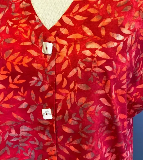 Bluse 010 Bomuldsjersey med Knapper - Løv Rød, varme, farver, rød, orange, dæmpet, glade, kulørt, knapper, perlemorsknapper, jakke, fest, let, ren, bomuld, jersey, blød, afslappet, flot, sød, kortærmet, biti, ribe, batiktryk, batikfarvet, tryk, åndbar, kvalitet, lækker, skøn, forår, sommer,