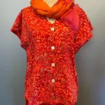 Bluse 010 Bomuldsjersey med Knapper - Løv Rød, varme, farver, rød, orange, dæmpet, glade, kulørt, knapper, perlemorsknapper, jakke, fest, let, ren, bomuld, jersey, blød, afslappet, flot, sød, kortærmet, biti, ribe, batiktryk, batikfarvet, tryk, åndbar, kvalitet, lækker, skøn, forår, sommer,