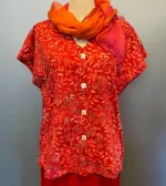 Bluse 010 Bomuldsjersey med Knapper - Løv Rød, varme, farver, rød, orange, dæmpet, glade, kulørt, knapper, perlemorsknapper, jakke, fest, let, ren, bomuld, jersey, blød, afslappet, flot, sød, kortærmet, biti, ribe, batiktryk, batikfarvet, tryk, åndbar, kvalitet, lækker, skøn, forår, sommer,