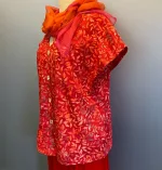 Bluse 010 Bomuldsjersey med Knapper - Løv Rød, varme, farver, rød, orange, dæmpet, glade, kulørt, knapper, perlemorsknapper, jakke, fest, let, ren, bomuld, jersey, blød, afslappet, flot, sød, kortærmet, biti, ribe, batiktryk, batikfarvet, tryk, åndbar, kvalitet, lækker, skøn, forår, sommer,