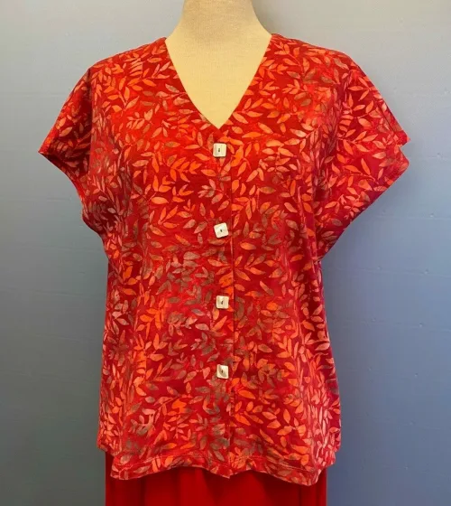 Bluse 010 Bomuldsjersey med Knapper - Løv Rød, varme, farver, rød, orange, dæmpet, glade, kulørt, knapper, perlemorsknapper, jakke, fest, let, ren, bomuld, jersey, blød, afslappet, flot, sød, kortærmet, biti, ribe, batiktryk, batikfarvet, tryk, åndbar, kvalitet, lækker, skøn, forår, sommer,