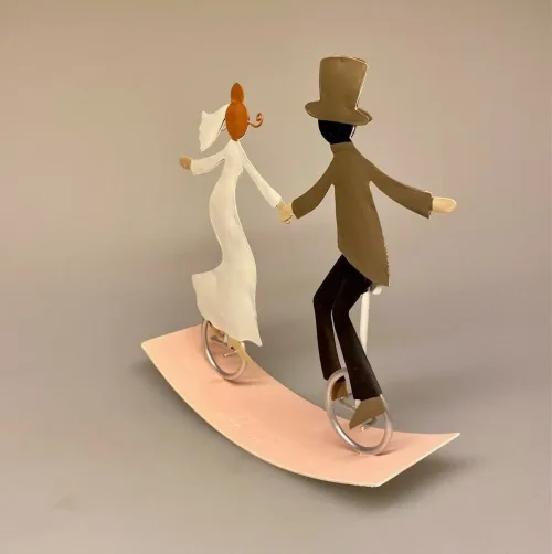 Brudepar på Cykler Metal, cykel, cyklende, cykler, unicycle, ethjulet, balance, balancekunst, bryllup, bryllupsgave, sangskjuler, brudevals, kærlighed, sjov, kagefigur, bryllupskage, kransekagefigur, topfigur, dansende, særlig, personlig, sjov, gave, forlovelse, biti, ribe, baden, team work, tillid,