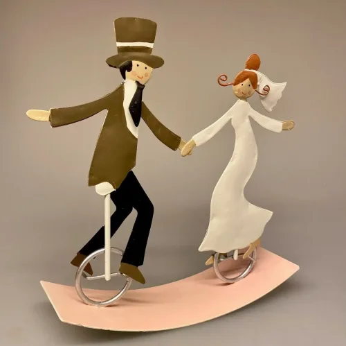 Brudepar på Cykler Metal, cykel, cyklende, cykler, unicycle, ethjulet, balance, balancekunst, bryllup, bryllupsgave, sangskjuler, brudevals, kærlighed, sjov, kagefigur, bryllupskage, kransekagefigur, topfigur, dansende, særlig, personlig, sjov, gave, forlovelse, biti, ribe, baden, team work, tillid,
