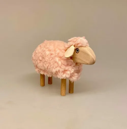 Får - Træ og Uld - Stort Rosa, får, lam, påskelam, træ, bøgetræ, maier, håndlavet, guds lam, konfirmand, konfirmation, konfirmationsgave, uld, fåreuld, marsklam, vadehavslam, vadehavet, vadehavsfår, nationalpark, vadehavet, ribe, tøndermarsken, påske, påskepynt, nordisk, stil, stilig, design, enelt, flot, lækkert, kunsthåndværk, biti, ribe