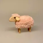 Får - Træ og Uld - Stort Rosa, får, lam, påskelam, træ, bøgetræ, maier, håndlavet, guds lam, konfirmand, konfirmation, konfirmationsgave, uld, fåreuld, marsklam, vadehavslam, vadehavet, vadehavsfår, nationalpark, vadehavet, ribe, tøndermarsken, påske, påskepynt, nordisk, stil, stilig, design, enelt, flot, lækkert, kunsthåndværk, biti, ribe
