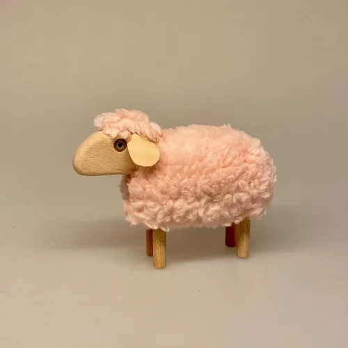 Får - Træ og Uld - Stort Rosa, får, lam, påskelam, træ, bøgetræ, maier, håndlavet, guds lam, konfirmand, konfirmation, konfirmationsgave, uld, fåreuld, marsklam, vadehavslam, vadehavet, vadehavsfår, nationalpark, vadehavet, ribe, tøndermarsken, påske, påskepynt, nordisk, stil, stilig, design, enelt, flot, lækkert, kunsthåndværk, biti, ribe