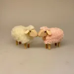 Får - Træ og Uld - Stort Rosa, får, lam, påskelam, træ, bøgetræ, maier, håndlavet, guds lam, konfirmand, konfirmation, konfirmationsgave, uld, fåreuld, marsklam, vadehavslam, vadehavet, vadehavsfår, nationalpark, vadehavet, ribe, tøndermarsken, påske, påskepynt, nordisk, stil, stilig, design, enelt, flot, lækkert, kunsthåndværk, biti, ribe