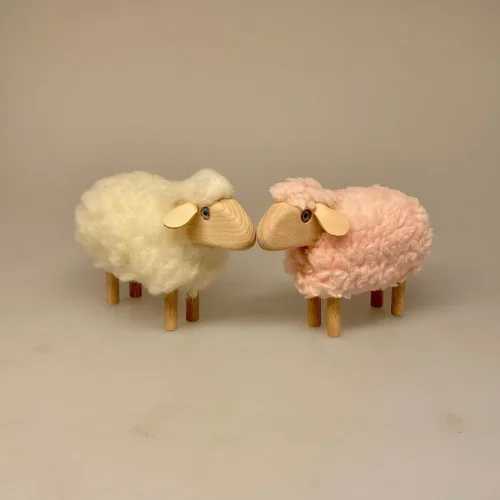 Får - Træ og Uld - Stort Rosa, får, lam, påskelam, træ, bøgetræ, maier, håndlavet, guds lam, konfirmand, konfirmation, konfirmationsgave, uld, fåreuld, marsklam, vadehavslam, vadehavet, vadehavsfår, nationalpark, vadehavet, ribe, tøndermarsken, påske, påskepynt, nordisk, stil, stilig, design, enelt, flot, lækkert, kunsthåndværk, biti, ribe