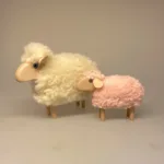 Får - Træ og Uld - Stort Rosa, får, lam, påskelam, træ, bøgetræ, maier, håndlavet, guds lam, konfirmand, konfirmation, konfirmationsgave, uld, fåreuld, marsklam, vadehavslam, vadehavet, vadehavsfår, nationalpark, vadehavet, ribe, tøndermarsken, påske, påskepynt, nordisk, stil, stilig, design, enelt, flot, lækkert, kunsthåndværk, biti, ribe