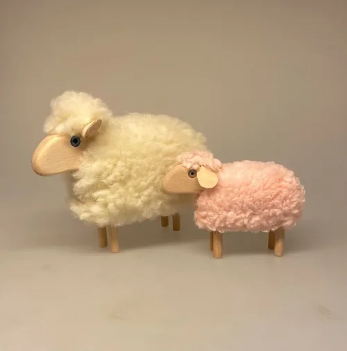 Får - Træ og Uld - Stort Rosa, får, lam, påskelam, træ, bøgetræ, maier, håndlavet, guds lam, konfirmand, konfirmation, konfirmationsgave, uld, fåreuld, marsklam, vadehavslam, vadehavet, vadehavsfår, nationalpark, vadehavet, ribe, tøndermarsken, påske, påskepynt, nordisk, stil, stilig, design, enelt, flot, lækkert, kunsthåndværk, biti, ribe