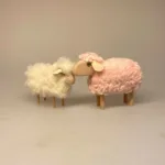 Får - Træ og Uld - Stort Rosa, får, lam, påskelam, træ, bøgetræ, maier, håndlavet, guds lam, konfirmand, konfirmation, konfirmationsgave, uld, fåreuld, marsklam, vadehavslam, vadehavet, vadehavsfår, nationalpark, vadehavet, ribe, tøndermarsken, påske, påskepynt, nordisk, stil, stilig, design, enelt, flot, lækkert, kunsthåndværk, biti, ribe